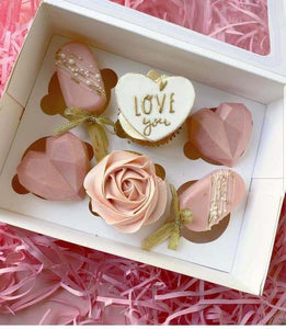 Gift Set (2 Cup Cakes, 2 Heart Chocolates & 2 Cakesicles)